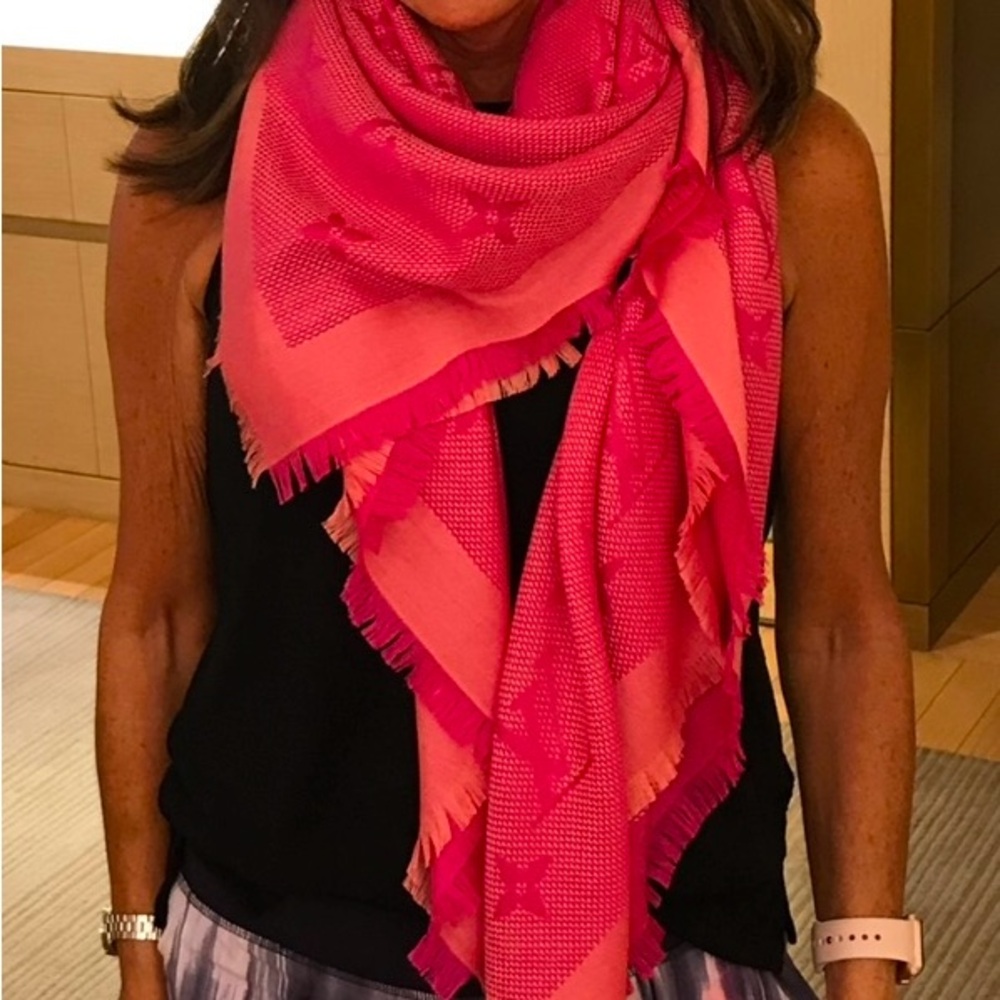 SALE ON!Grab & Run!🩷🌟Louis Vuitton Pink/Wool monogrammed shawl Like New!